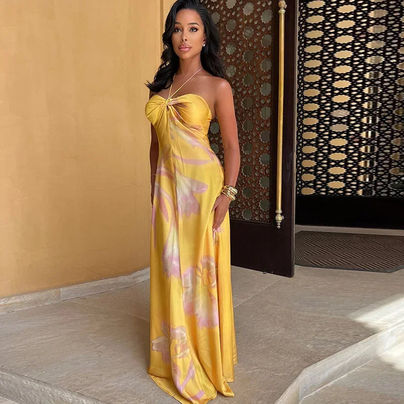 Robe longue sans bretelles en coton léger, avec un motif floral jaune, idéale pour les journées d'été décontractées.