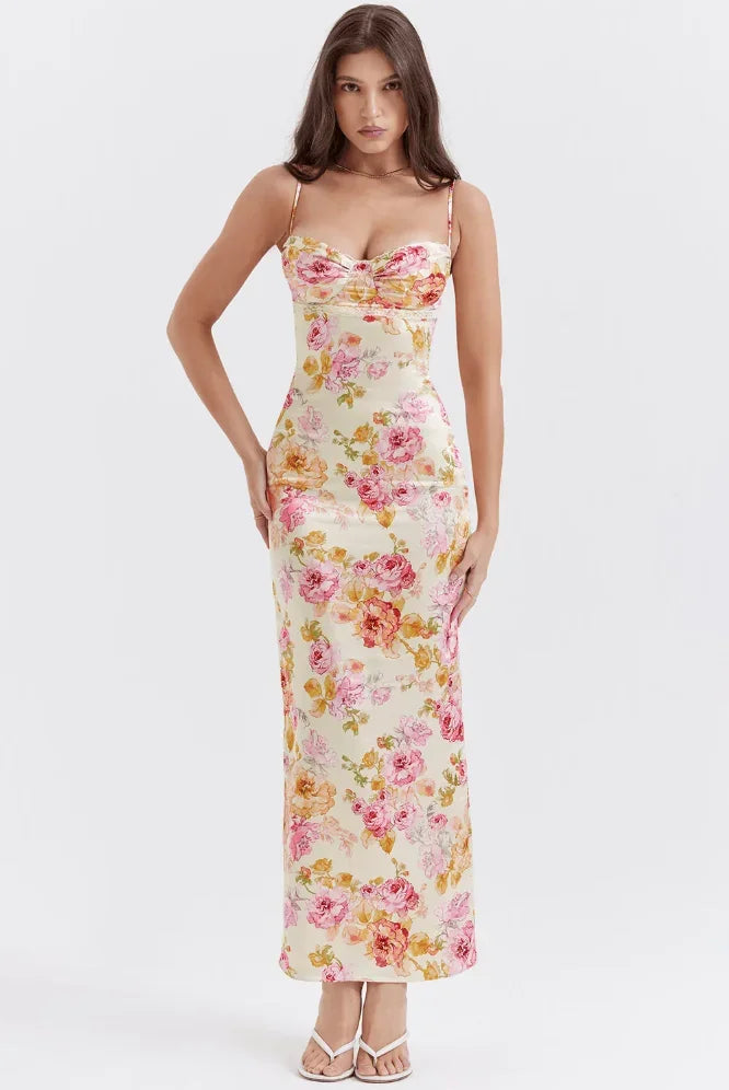 Robe longue à fleurs pastel, bretelles fines, coupe ajustée, col cœur, en tissu léger et fluide parfait pour l'été.