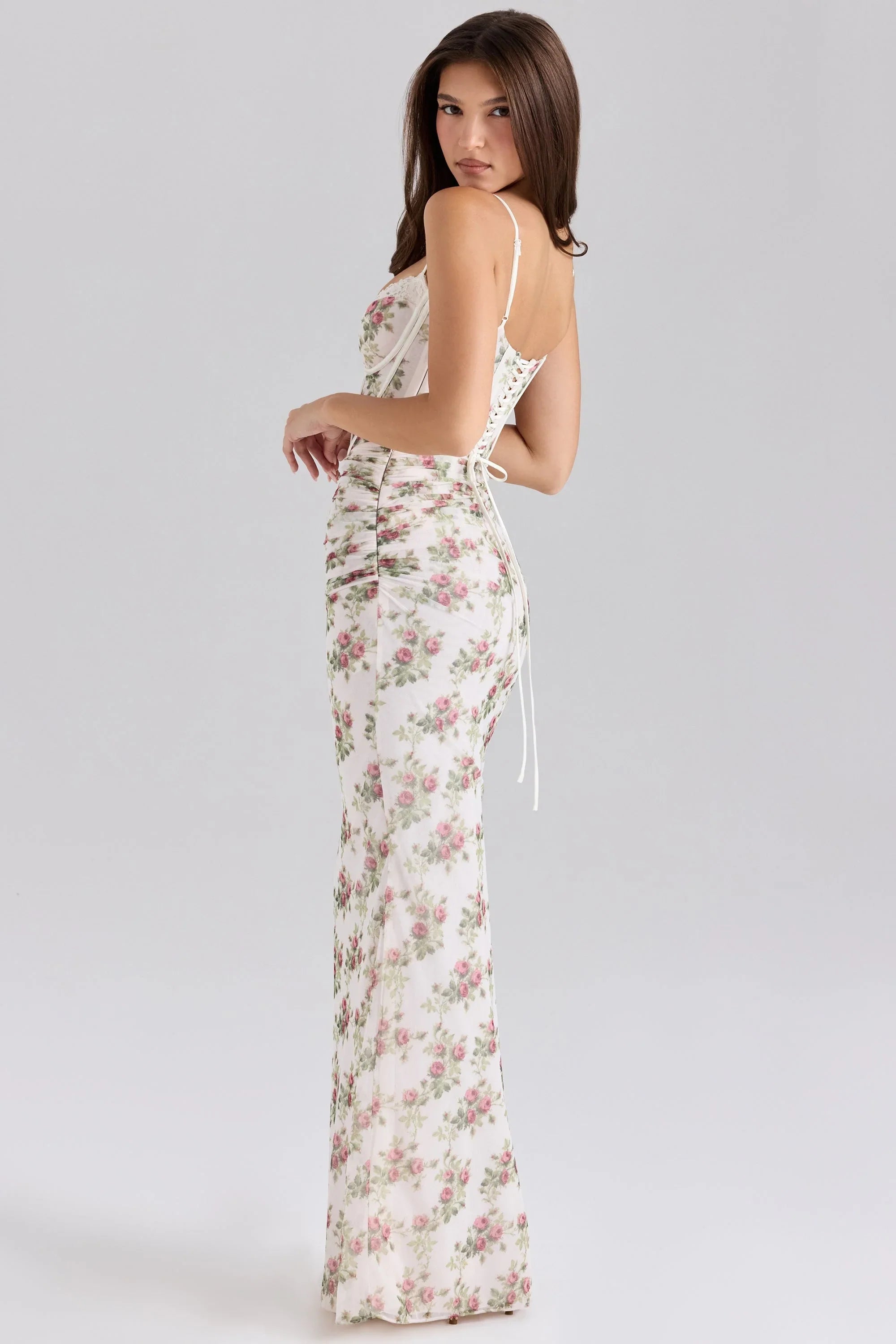 Robe maxi à fleurs pour femme, en coton léger, avec bretelles fines et un design à motifs floraux colorés.