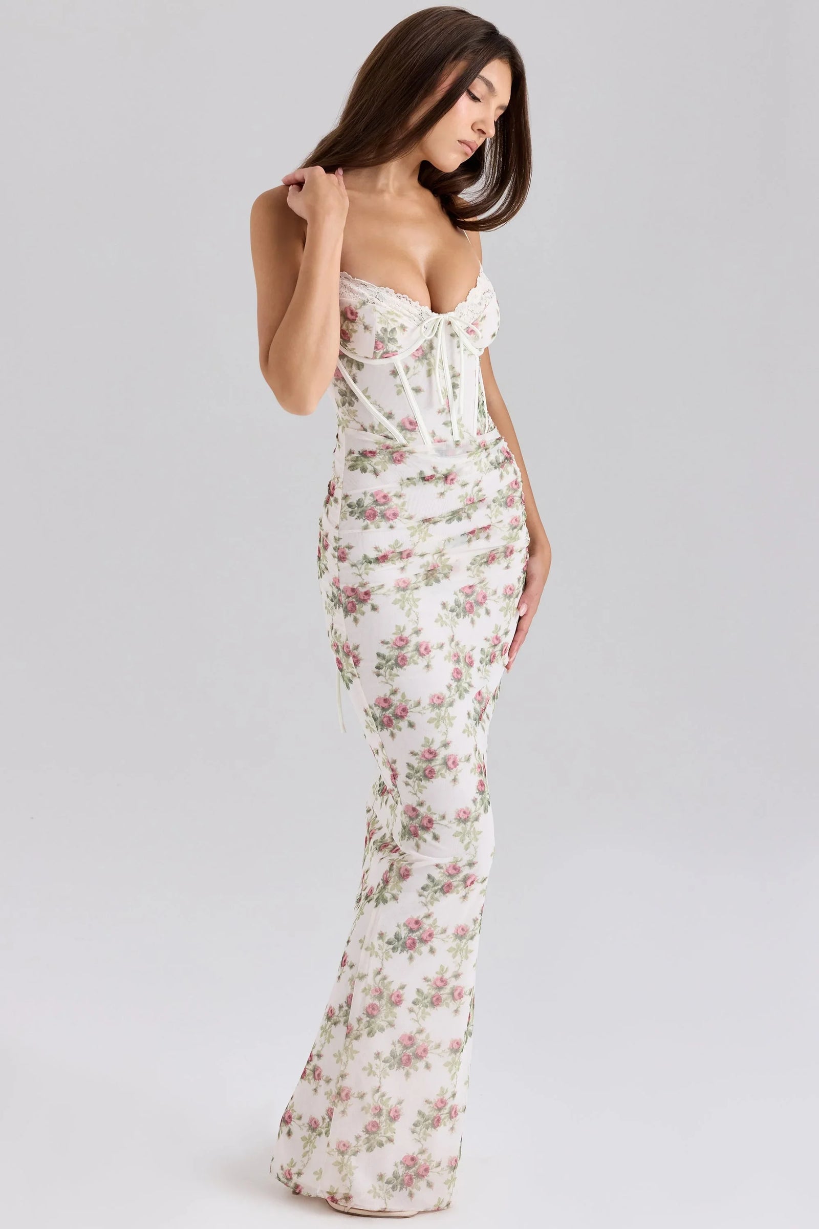 Robe maxi à fleurs pour femme en tissu léger, bretelles fines, design fluide, parfaite pour les journées ensoleillées.