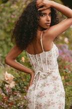 Robe maxi à fleurs pour femme, en coton léger, avec bretelles fines et jupe fluide, idéale pour les journées ensoleillées.