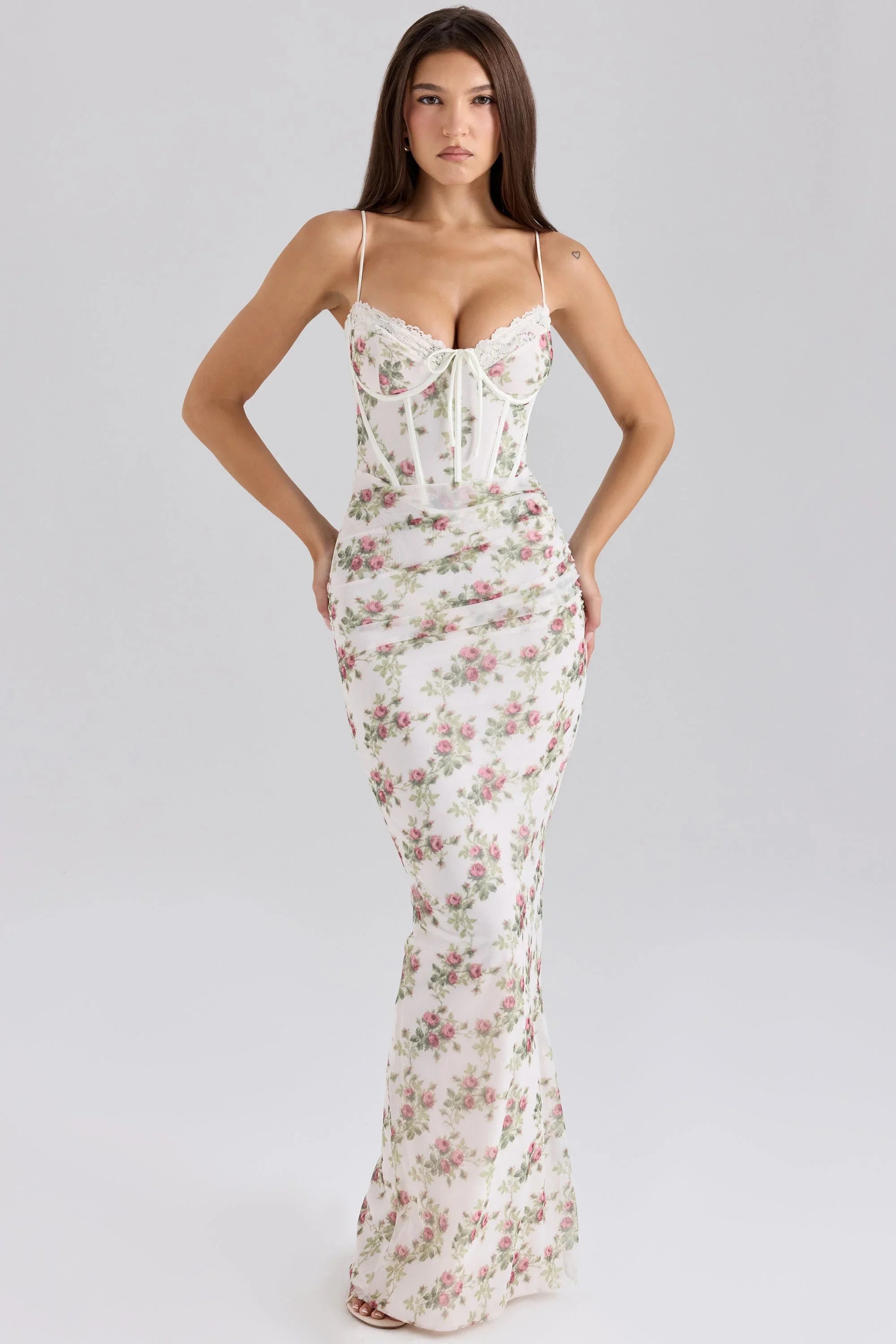 Robe maxi à fleurs pour femme, en coton léger, avec bretelles fines et un design floral élégant pour les journées…