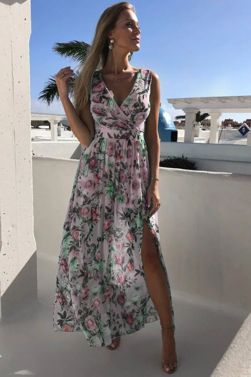 Robe longue sans manches à fleurs, en tissu léger, avec fente pour une allure estivale décontractée et élégante.