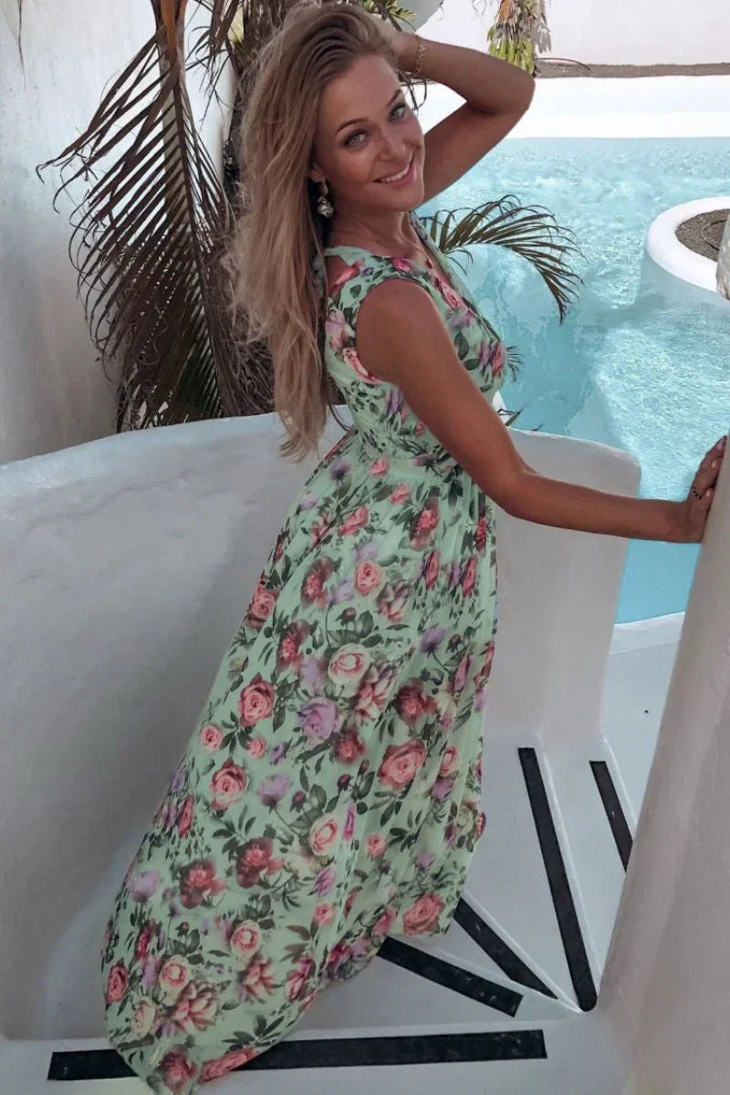 Robe longue à fleurs sans manches en tissu léger, avec fente pour une aisance et un style estival. Idéale pour les journées…