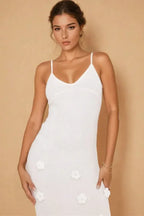 Robe longue florale à bretelles fines, tissu texturé avec motifs fleuris, coupe ajustée idéale pour les soirées élégantes.