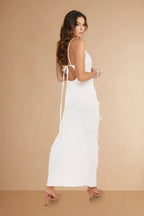 Robe longue florale à bretelles fines, coupe ajustée en tissu texturé, détails fleuris pour une allure élégante en soirée.