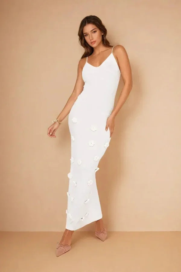 Robe longue florale à bretelles fines avec tissu texturé et détails fleuris, parfaite pour les occasions spéciales.