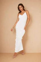 Robe longue florale à bretelles fines avec tissu texturé et détails fleuris, parfaite pour les occasions spéciales.