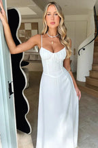 Robe longue fluide en tissu léger, bretelles réglables et bustier froncé pour un ajustement confortable.