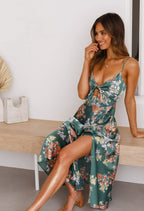 Robe longue fluide à imprimé fleuri, bretelles nouées, coupe évasée, idéale pour l'été. Fabriquée en chiffon léger.