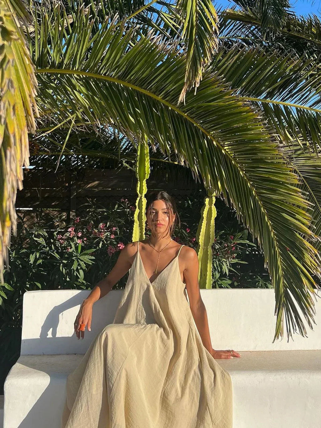 Robe longue fluide à volants, col en V, jupe superposée, idéale pour les journées d'été décontractées. Matière légère et…