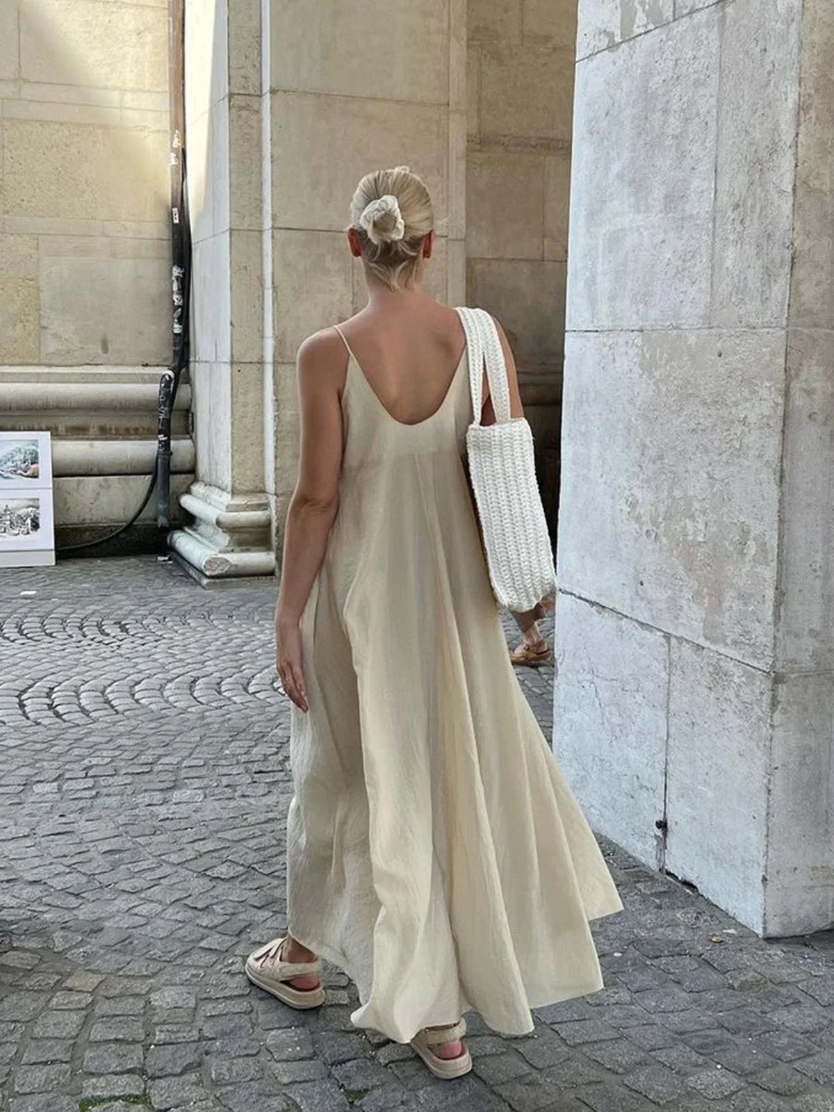 Robe longue fluide en viscose avec volants, col en V et jupe superposée, idéale pour un look décontracté d'été.