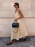 Robe longue fluide avec volants, col en V, jupe superposée, idéale pour un look décontracté d'été. Matière légère et aérienne.