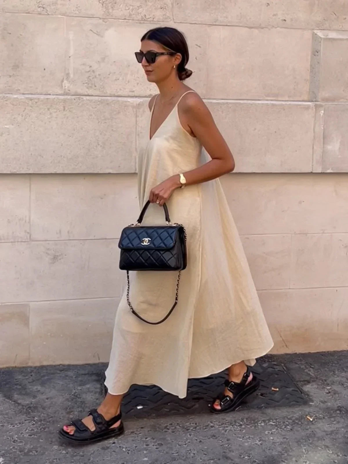 Robe longue fluide avec volants, col en V, jupe superposée, idéale pour un look décontracté d'été. Matière légère et aérienne.