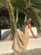 Robe longue fluide à volants, col en V, jupe superposée, parfaite pour un look décontracté estival.