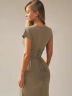 Robe longue froncée en coton léger avec manches courtes et taille cintrée, idéale pour un look décontracté et élégant.