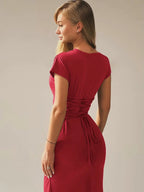 Robe longue froncée pour femmes, manches courtes, en tissu léger, dotée d'une coupe cintrée pour un ajustement flatteur.