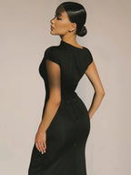 Robe longue froncée pour femmes, en coton léger, avec manches courtes et taille cintrée pour un style décontracté.