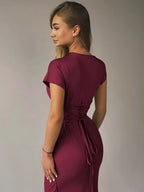 Robe longue froncée en coton avec manches courtes, taille cintrée, parfaite pour un look décontracté et élégant.