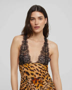 Robe longue à imprimé animal avec décolleté plongeant et bretelles en dentelle, idéale pour des soirées élégantes.