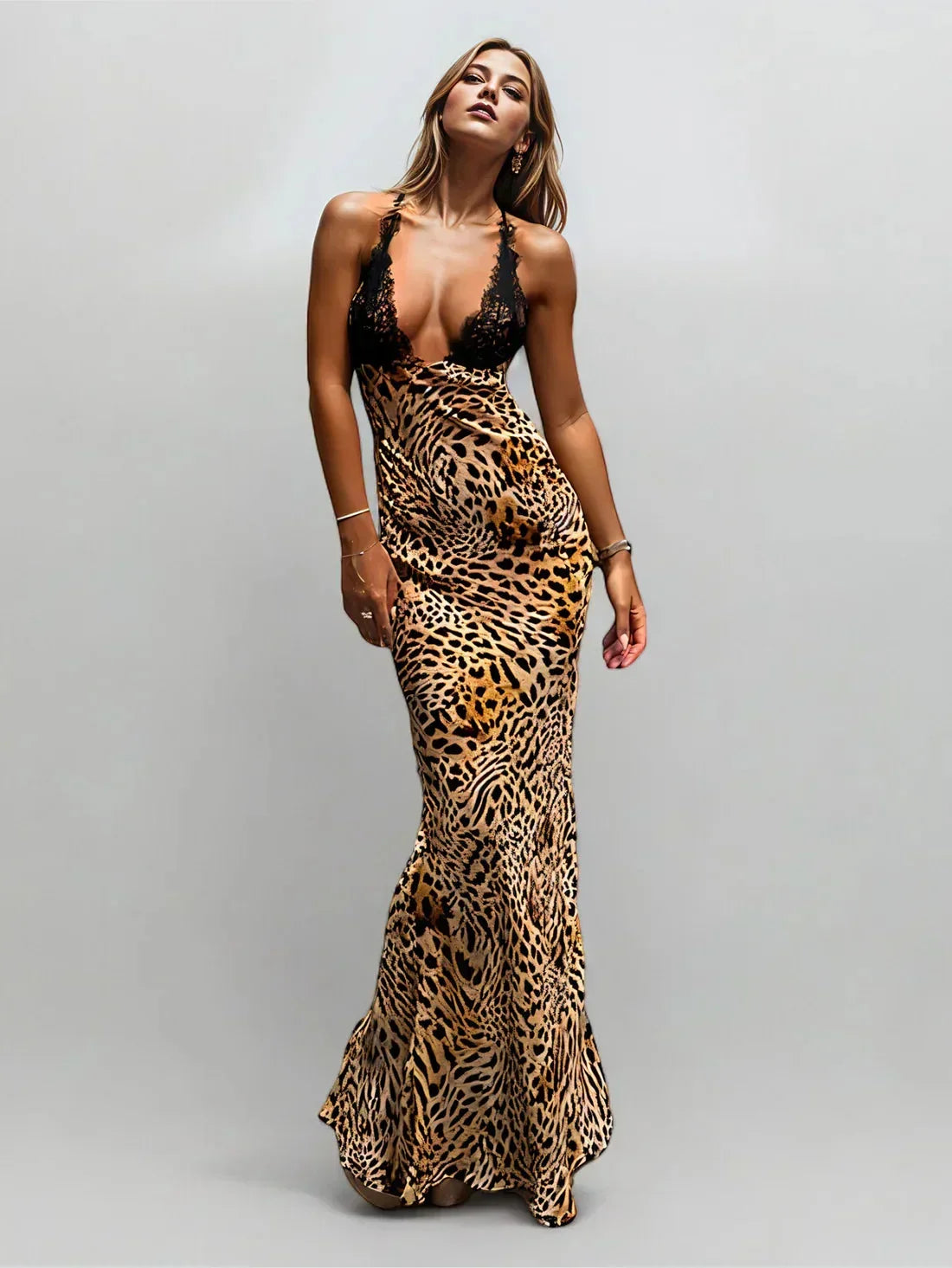 Robe longue à imprimé animal, décolleté plongeant, bretelles en dentelle, idéale pour les soirées élégantes.