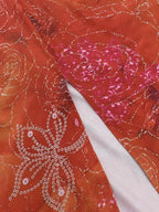 Robe longue rouge à fleurs avec dos nu, col licou et découpes, en tissu léger, idéale pour les soirées d'été.