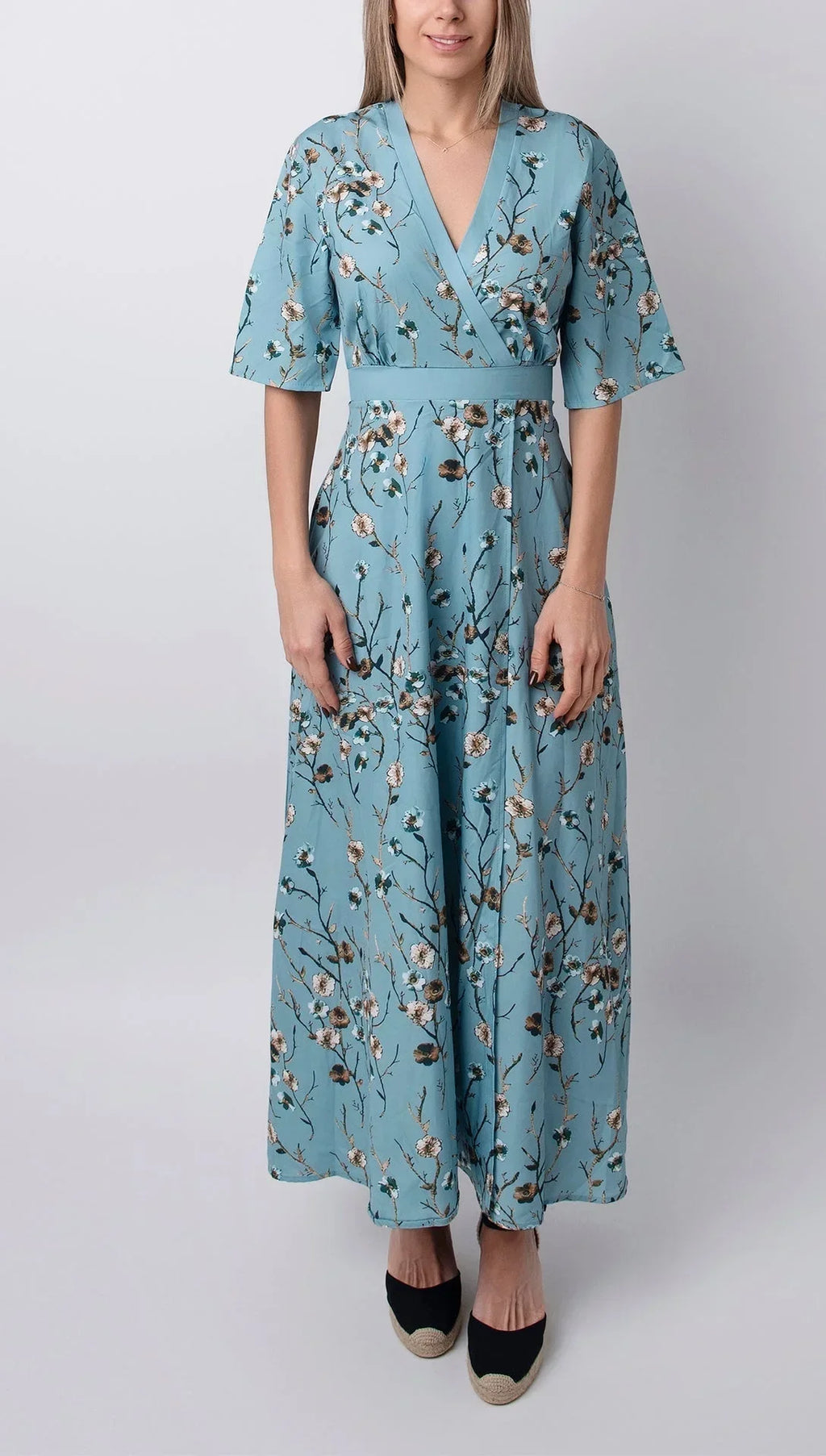 Robe longue bleu clair à motif floral, manches mi-longues, col en V, en tissu léger et confortable, idéale pour l'été.