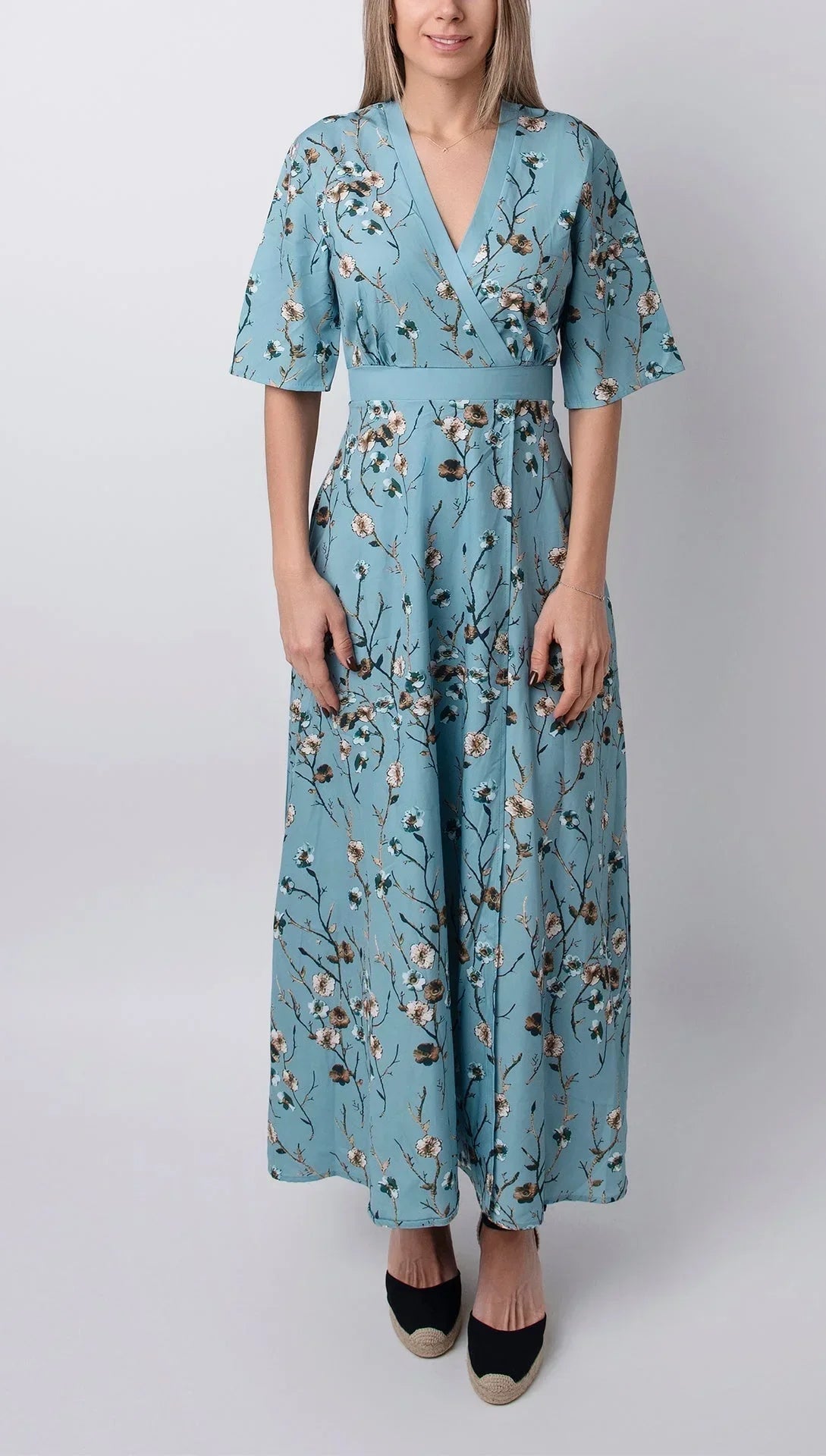Robe longue bleu clair à motif floral, manches mi-longues, col en V, en tissu léger et confortable, idéale pour l'été.