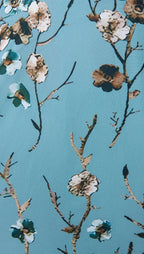 Robe longue bleu clair avec imprimé floral, manches mi-longues, col en V. Idéale pour l'été, en tissu léger et fluide.