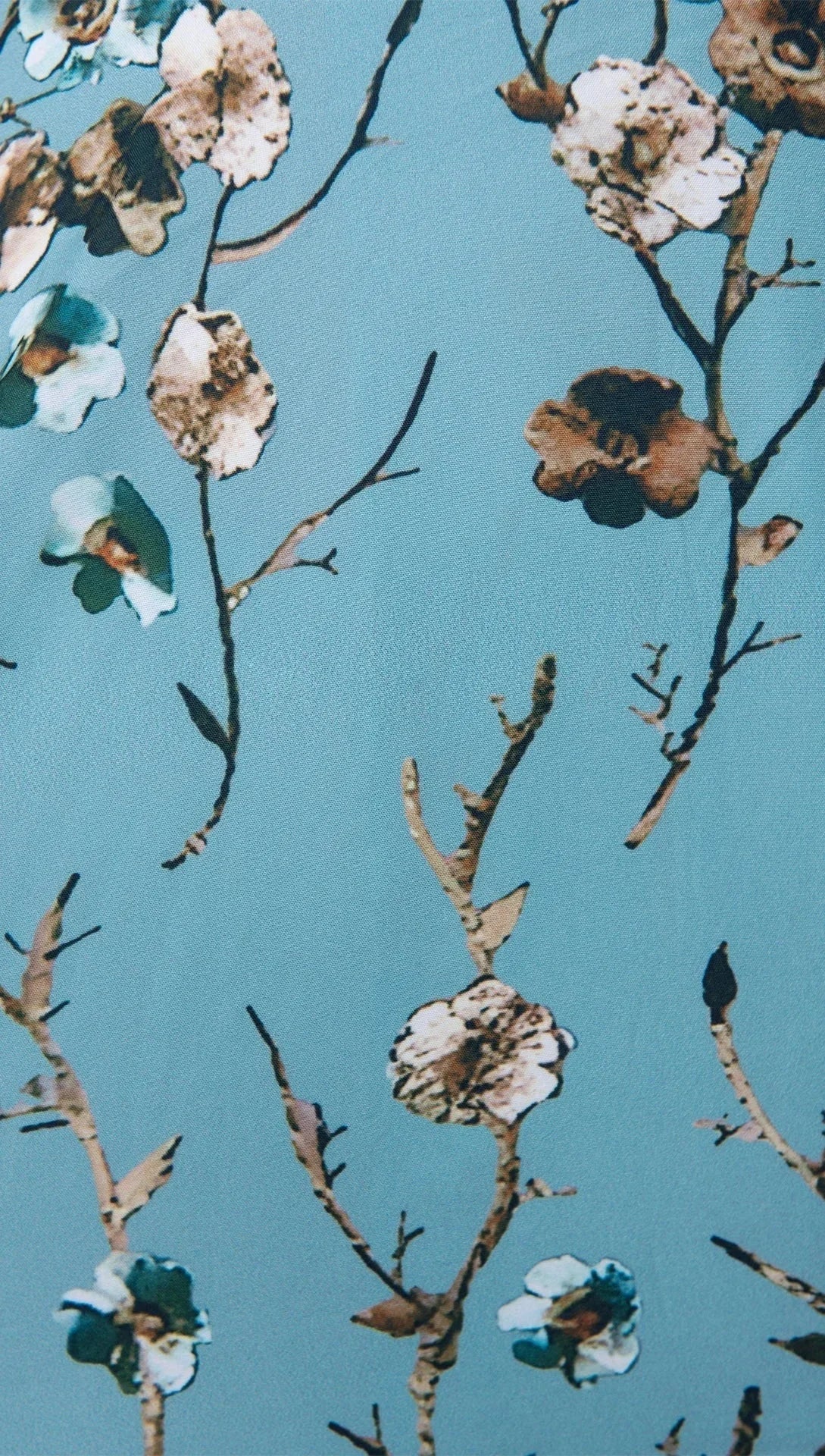 Robe longue bleu clair avec imprimé floral, manches mi-longues, col en V. Idéale pour l'été, en tissu léger et fluide.