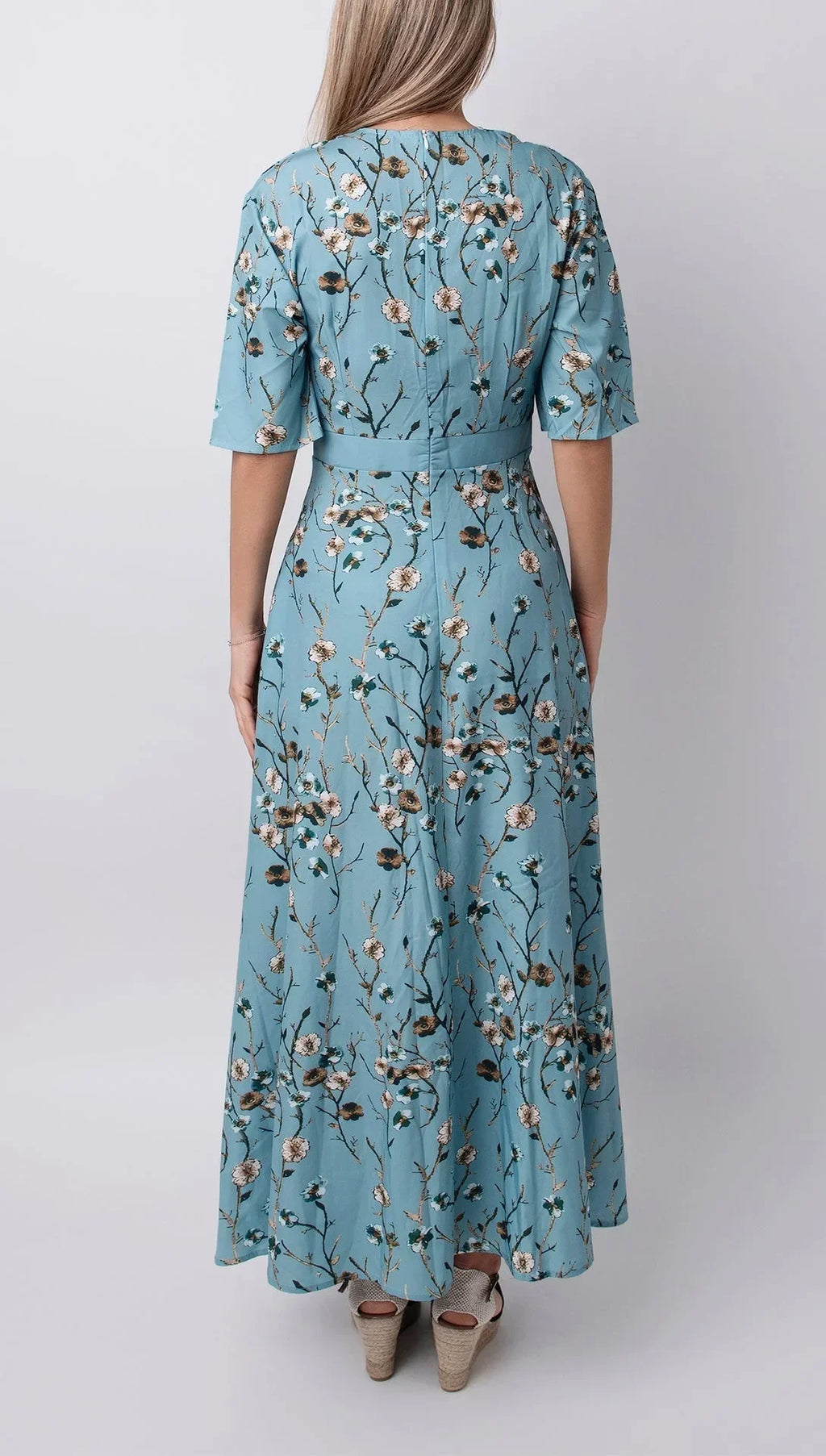 Robe longue en tissu léger, imprimée de fleurs bleues, col en V, manches mi-longues, parfaite pour l'été.
