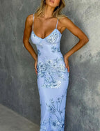 Robe longue avec imprimé floral, coupe ajustée, fines bretelles, tissu léger et fluide pour un confort estival.