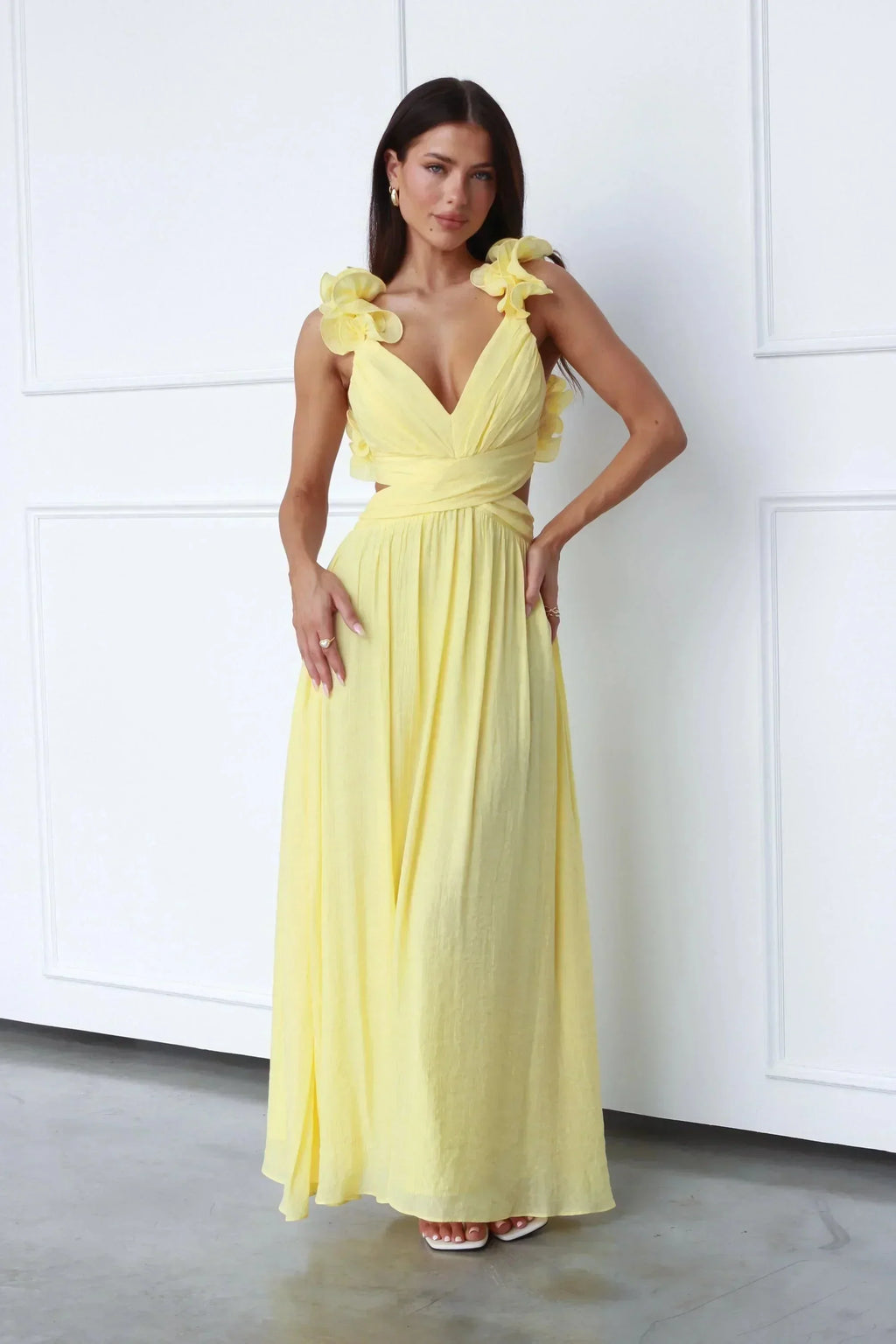 Robe longue jaune fluide avec fleurs, col en V, sans manches et épaules dénudées, idéale pour l'été.
