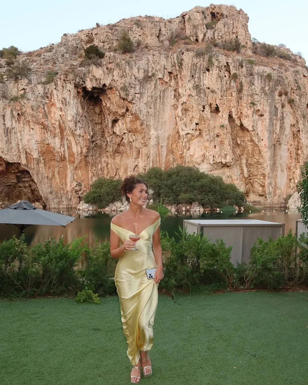 Robe longue jaune à épaules dénudées, en satin, avec pochette assortie, parfaite pour une soirée élégante.