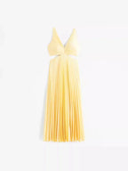 Robe longue jaune plissée avec col plongeant, découpes élégantes, parfaite pour les soirées estivales en textile léger.