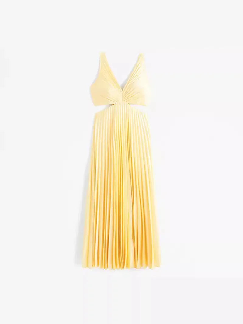 Robe longue jaune plissée avec col plongeant, découpes élégantes, parfaite pour les soirées estivales en textile léger.