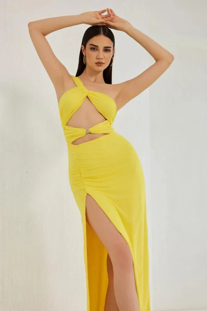 Robe longue jaune à une épaule, en viscose, avec découpe latérale et fente haute, idéale pour des soirées d'été élégantes.