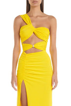 Robe longue jaune à une épaule, en tissu léger, avec découpe sur le côté et fente haute, parfaite pour les soirées d'été.