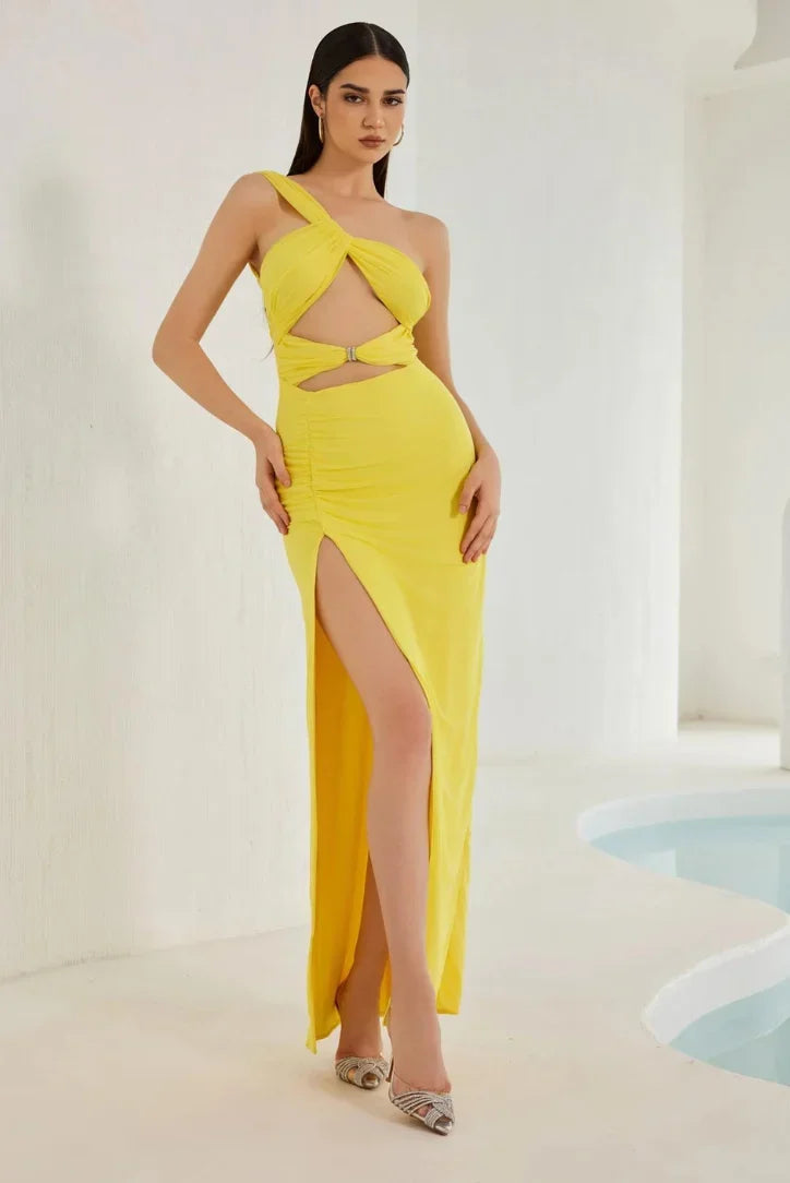 Robe longue jaune à une épaule, en tissu léger, avec découpe côté et fente haute, parfaite pour les soirées d'été.