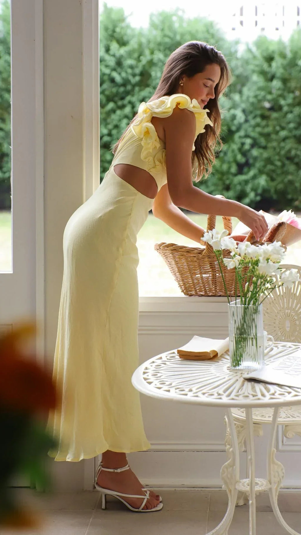 Robe longue jaune à une épaule, en tissu fluide, avec découpes créatives et longueur élégante, idéale pour les soirées.