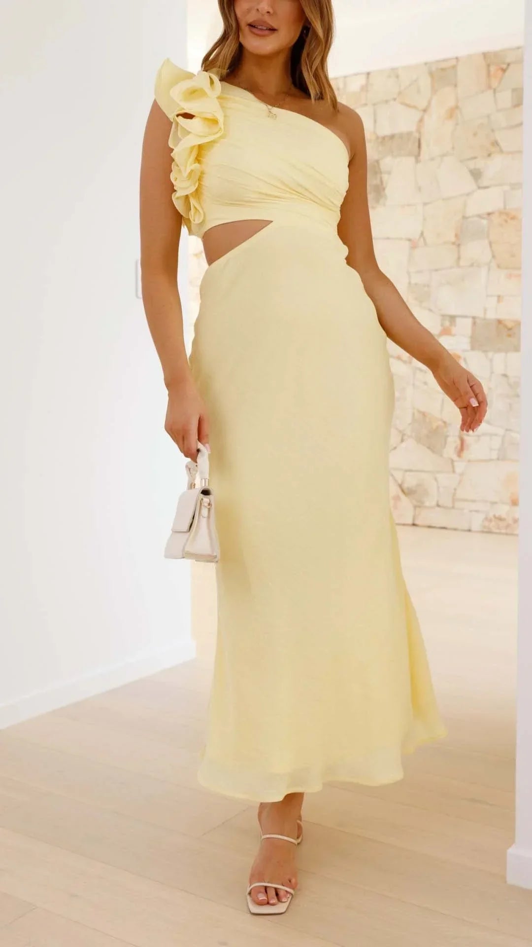 Robe longue jaune à une épaule avec découpes, en tissu fluide, conçue pour des occasions spéciales.