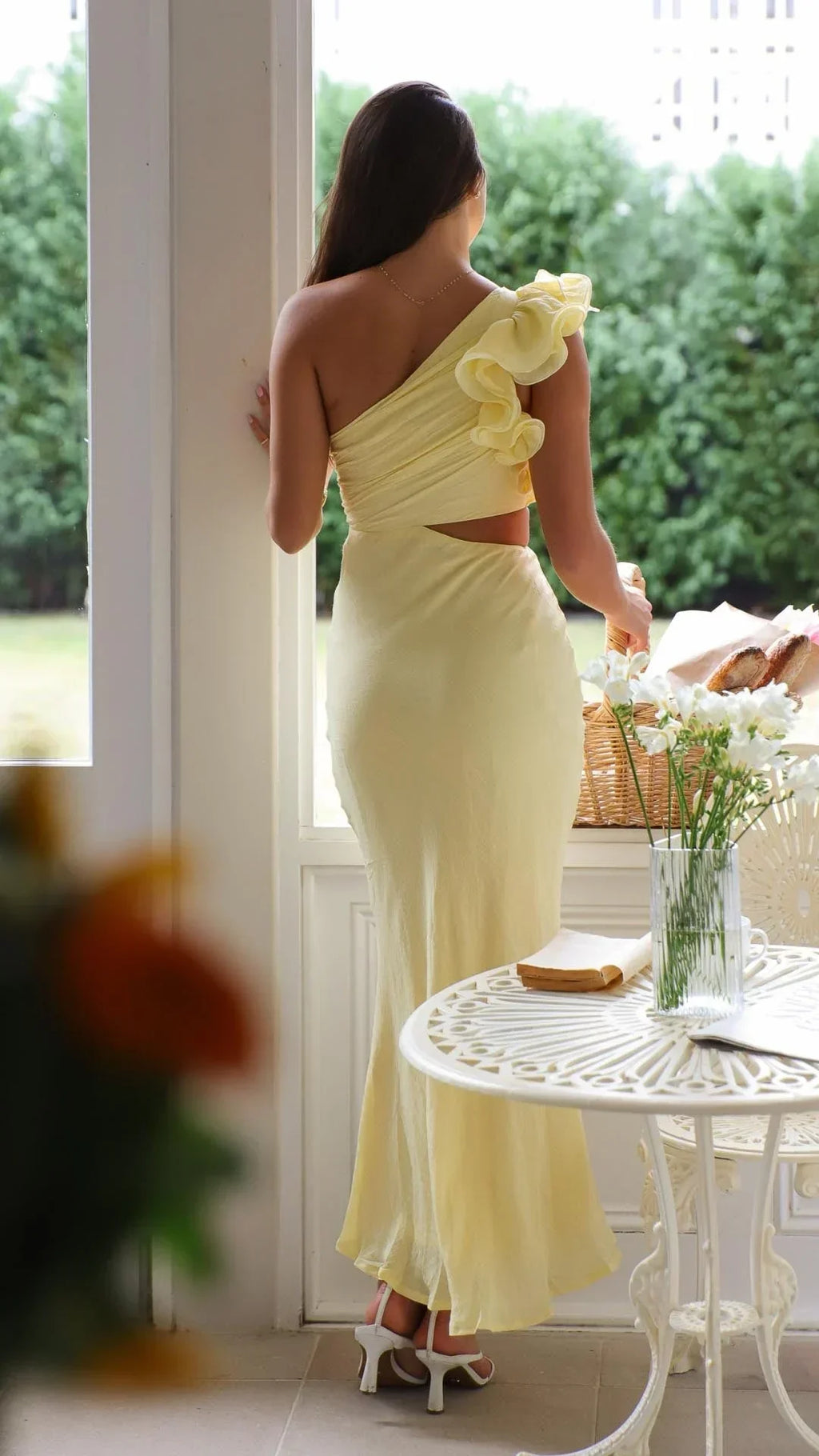 Robe longue jaune à une épaule, découpe élégante, tissu fluide et léger, idéale pour les soirées estivales.