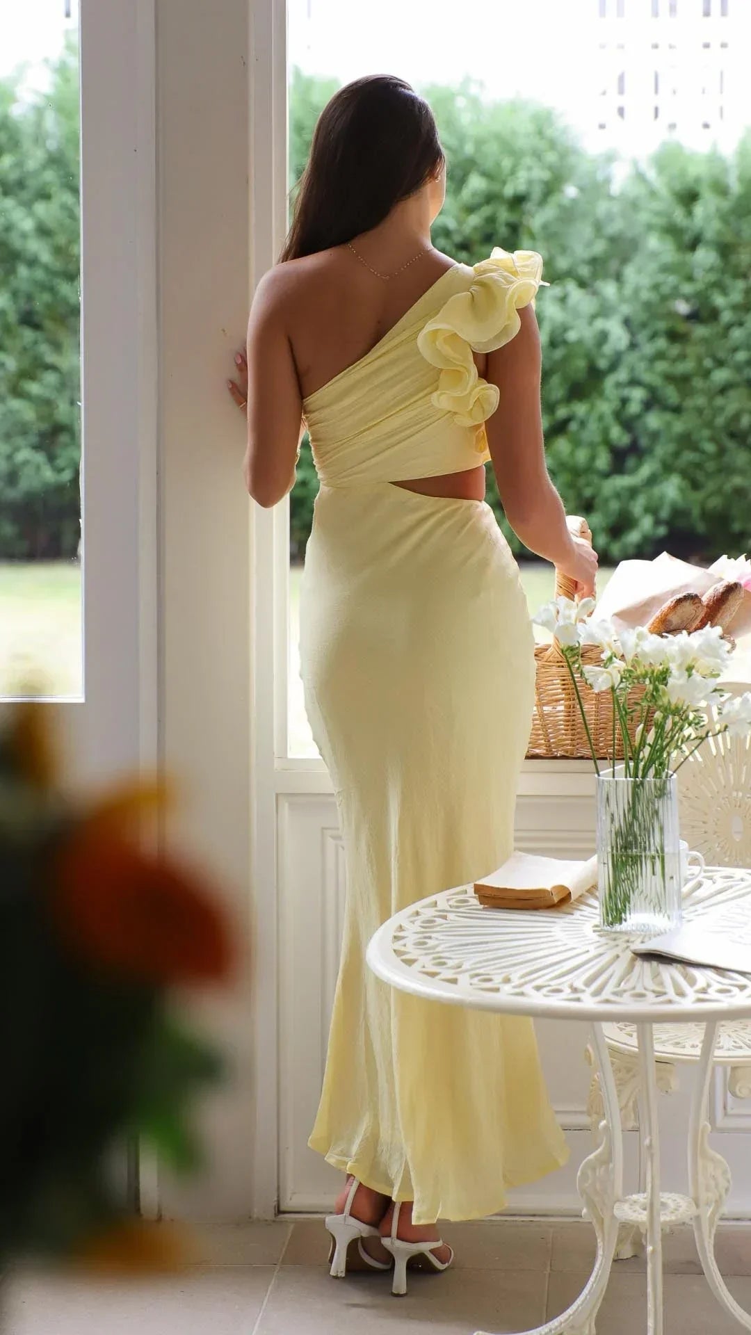 Robe longue jaune à une épaule, découpe élégante, tissu fluide et léger, idéale pour les soirées estivales.