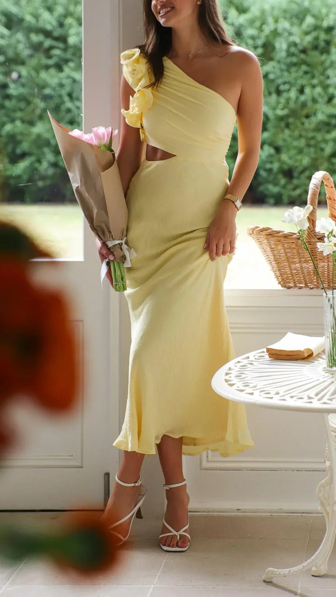 Robe longue jaune à une épaule avec découpes, en tissu léger, idéale pour les soirées élégantes.