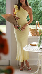 Robe longue jaune à une épaule avec découpes, en tissu léger, parfaite pour les soirées d'été.