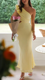 Robe longue jaune à une épaule avec découpes, conçue en tissu léger, idéale pour les soirées élégantes.