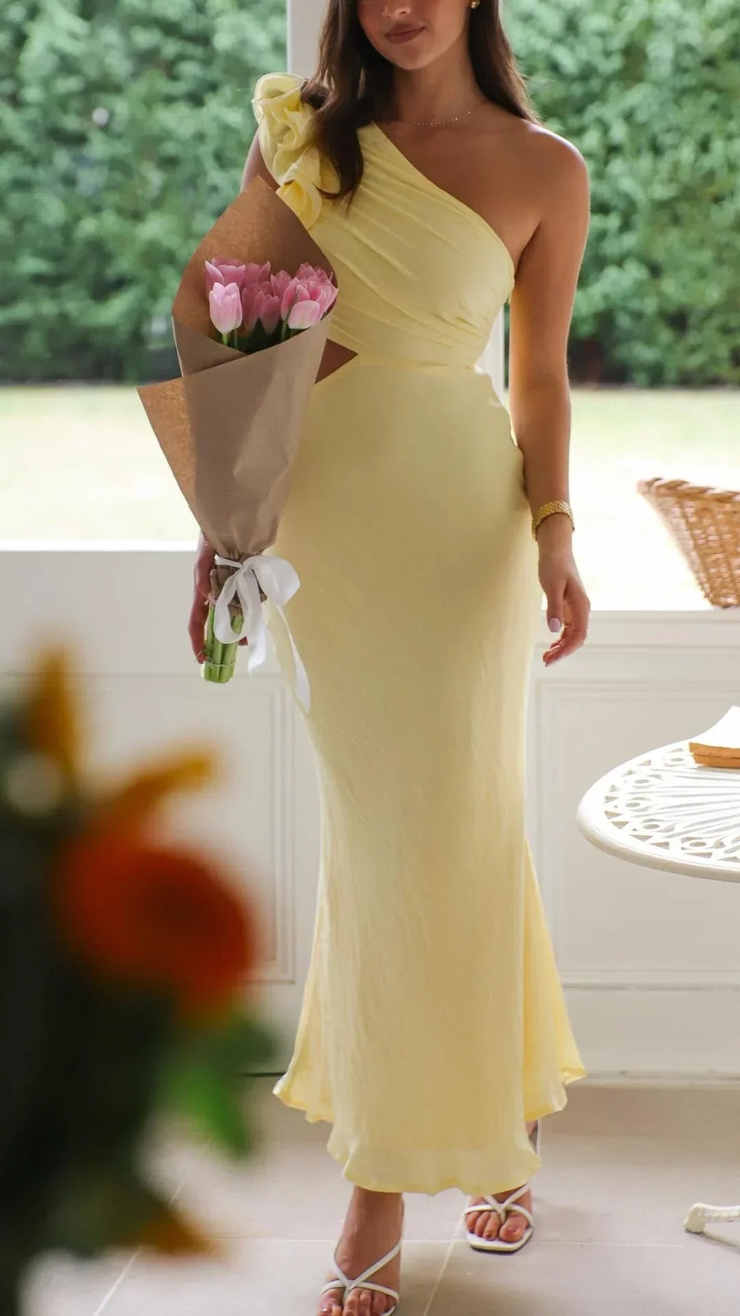 Robe longue jaune à une épaule avec découpes, conçue en tissu léger, idéale pour les soirées élégantes.