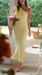 Robe longue jaune à une épaule, en tissu fluide avec découpes élégantes, idéale pour des soirées estivales.