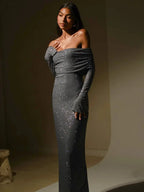 Robe longue longue à épaules dénudées, en tissu pailleté, avec des manches longues pour un look élégant. Parfaite pour les…