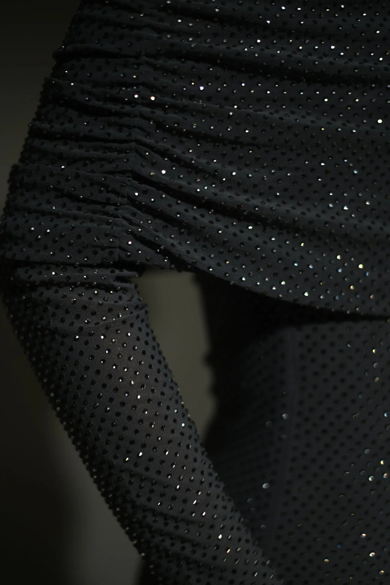 Robe longue longue à épaules dénudées, paillettes scintillantes et manches longues, en tissu fluide pour les soirées élégantes.